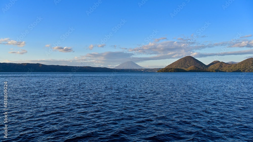 西日を浴びて輝く羊蹄山と洞爺湖の情景＠北海道