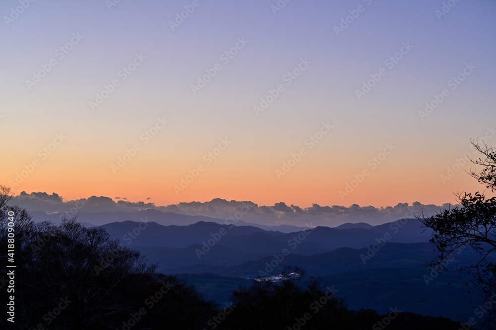 夕焼けに染まる山並みのブルーモーメント情景＠北海道