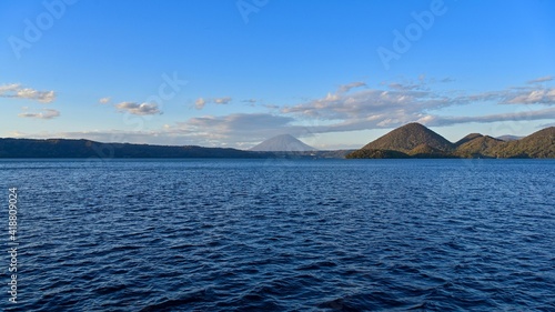 西日を浴びて輝く羊蹄山と洞爺湖の情景＠北海道