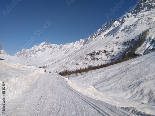 ski track in the mountain, trace de ski de fond dans un paysage sauvage enneigé de montagne 