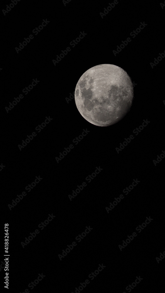 Naklejka premium full moon over sky