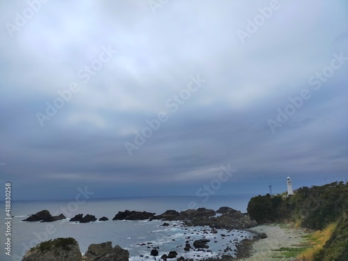 曇り空を背景にした本州最南端串本町潮岬の海の水平線の風景（コピースペースあり）