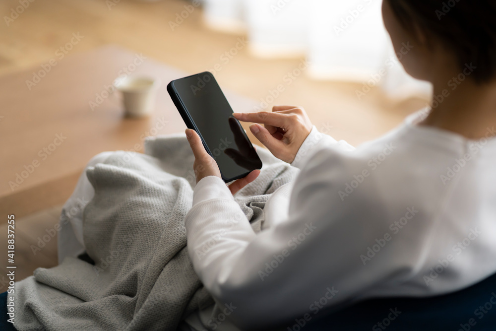 スマートフォンを見るミドル女性 スマートフォンを見るミドル女性