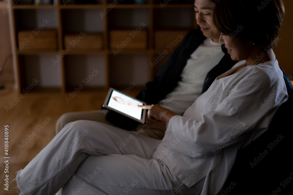 Obraz premium タブレットPCを見る日本人ミドル夫婦