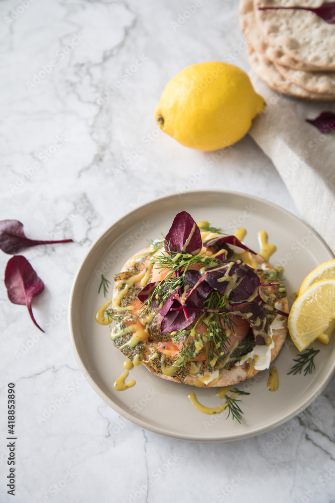 Gravlax Graved Lachs auf Knäckebrot mit Rote Beete Blätter Salat, Dill ...
