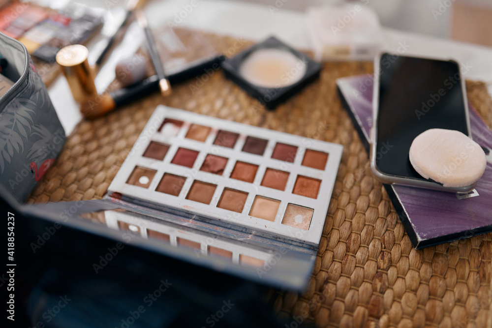 eyeshadow cosmetic bag mobile phone mirror close-up eyeshadow cosmetic bag mobile phone mirror close-up