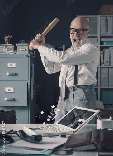 Canvas Print Crazy businessman destryoing his office with a baseball bat