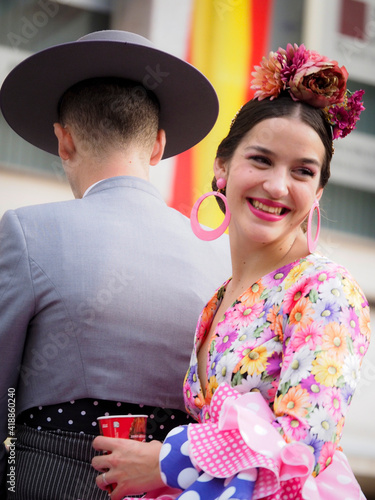 Bella joven ataviada con traje de flamenca  a caballo