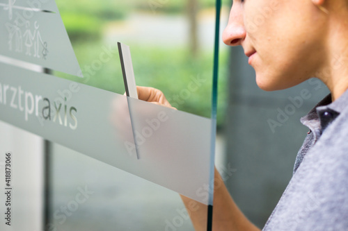 Fensterfolierung mit Klebefolie bei Fensterbeschriftung / Werbetechnik