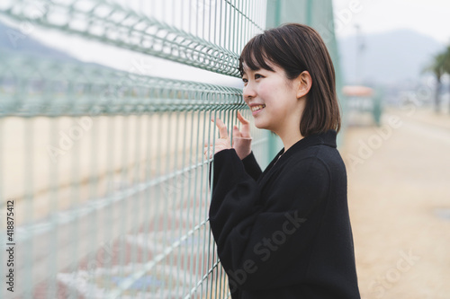 Free Download 公園の女性 - GFXLoad