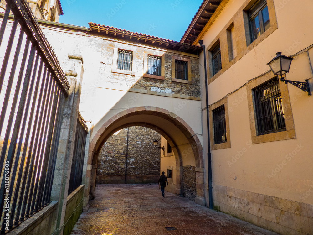 Paseando por las calles, plazas, parques y jardines de la ciudad Modernista y Medieval de Oviedo, España