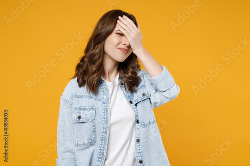 Tableau sur toile Young mistaken confused disappointed stressed sad woman 20s wearing stylish casu