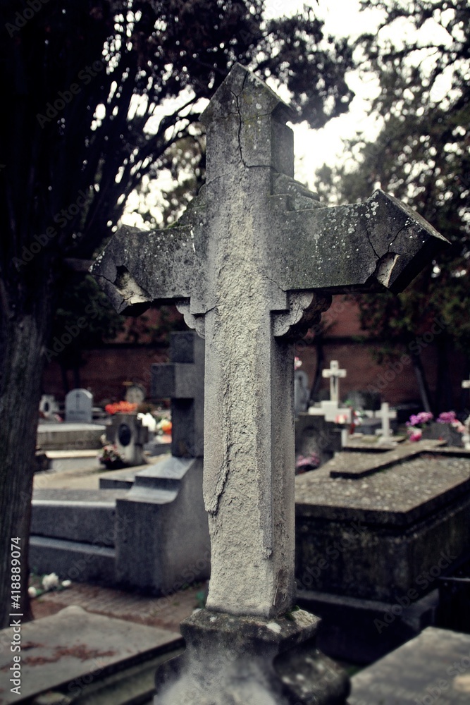 Cruces cristianas en las tumbas de un cementerio católico histórico en Madrid, España. Cruces cristianas en las tumbas de un cementerio católico histórico en Madrid, España.