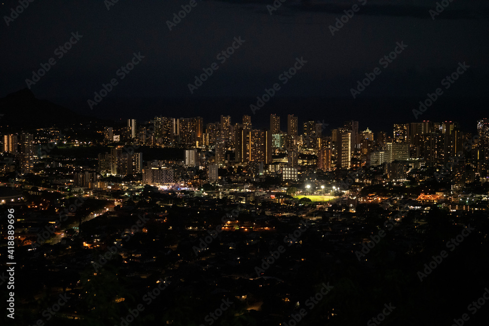 Obraz premium ハワイ：タンタロスの丘から見るワイキキホテル群