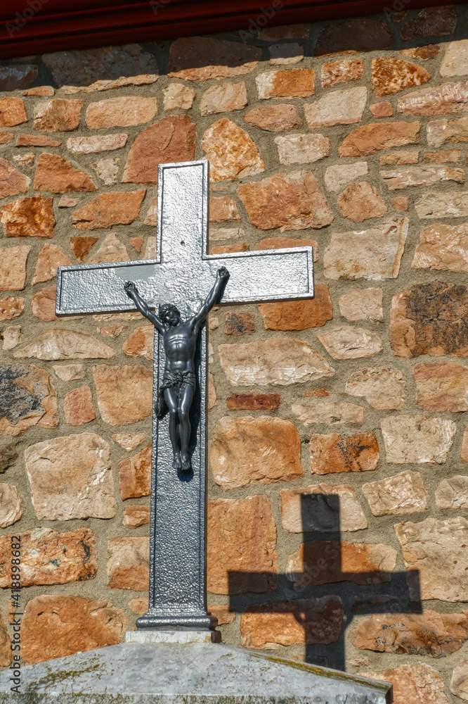 Historisches Grabkreuz an einer Kirche in Satzvey