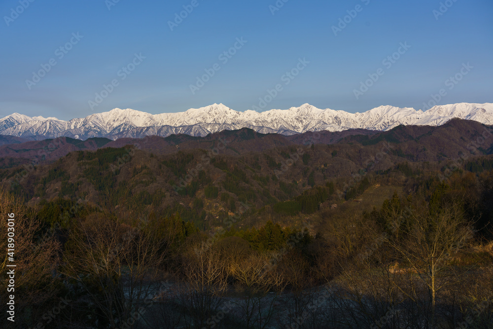 残雪の北アルプス　信州小川村