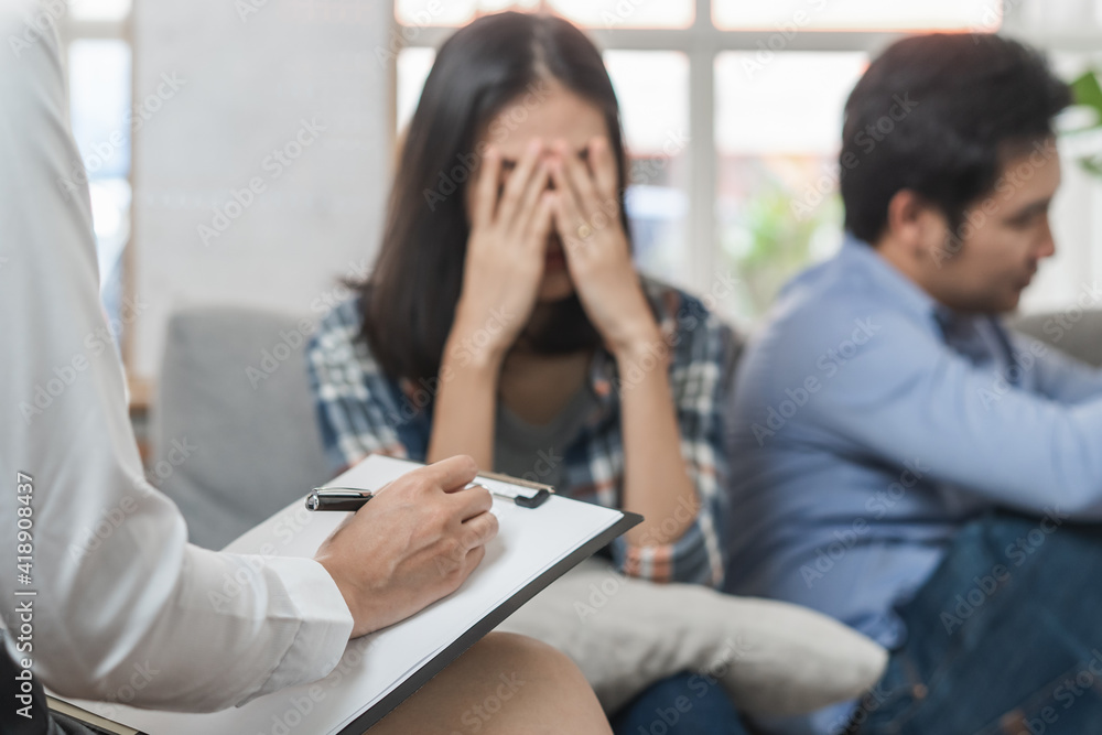 psychologist talking with married couple about depression of husband.