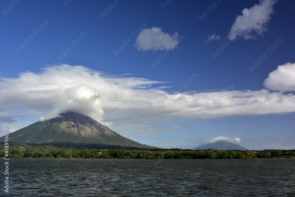 El volcan Concepción, y el volcan Maderas en la isla de Ometepe, situada en el lago Cocibolca, en el sur oeste de Nicaragua