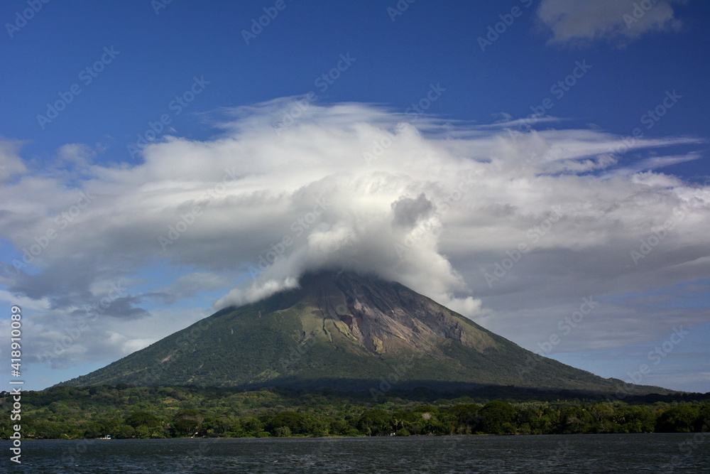 El volcan Concepción en la isla de Ometepe, situada en el lago Cocibolca, en el sur oeste de Nicaragua