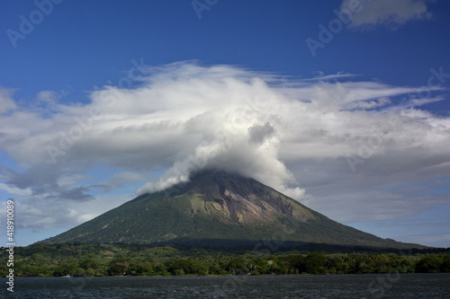 El volcan Concepción en la isla de Ometepe, situada en el lago Cocibolca, en el sur oeste de Nicaragua