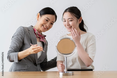 化粧販売をする日本人女性 営業イメージ