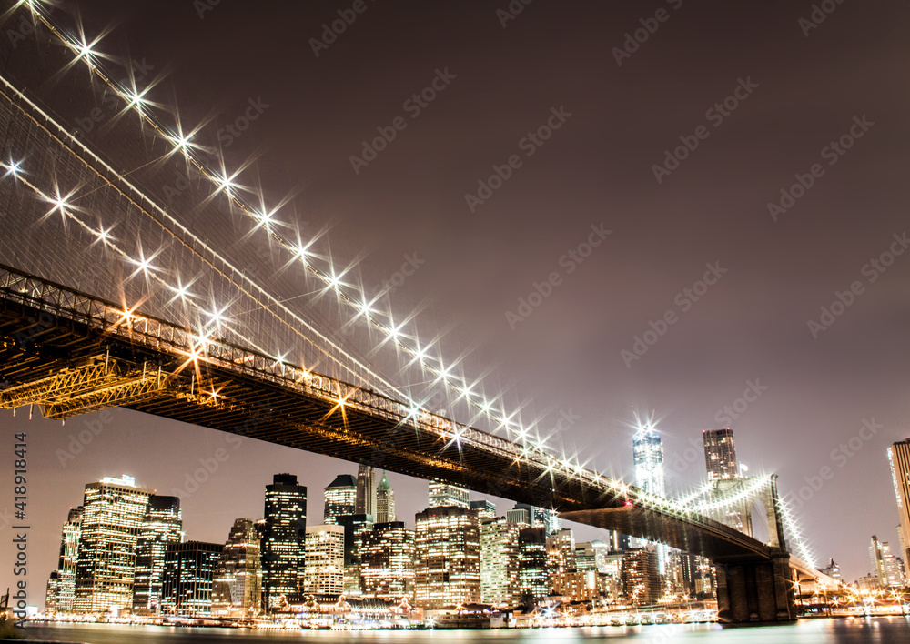 Obraz premium The Brooklyn Bridge in New York City at night.