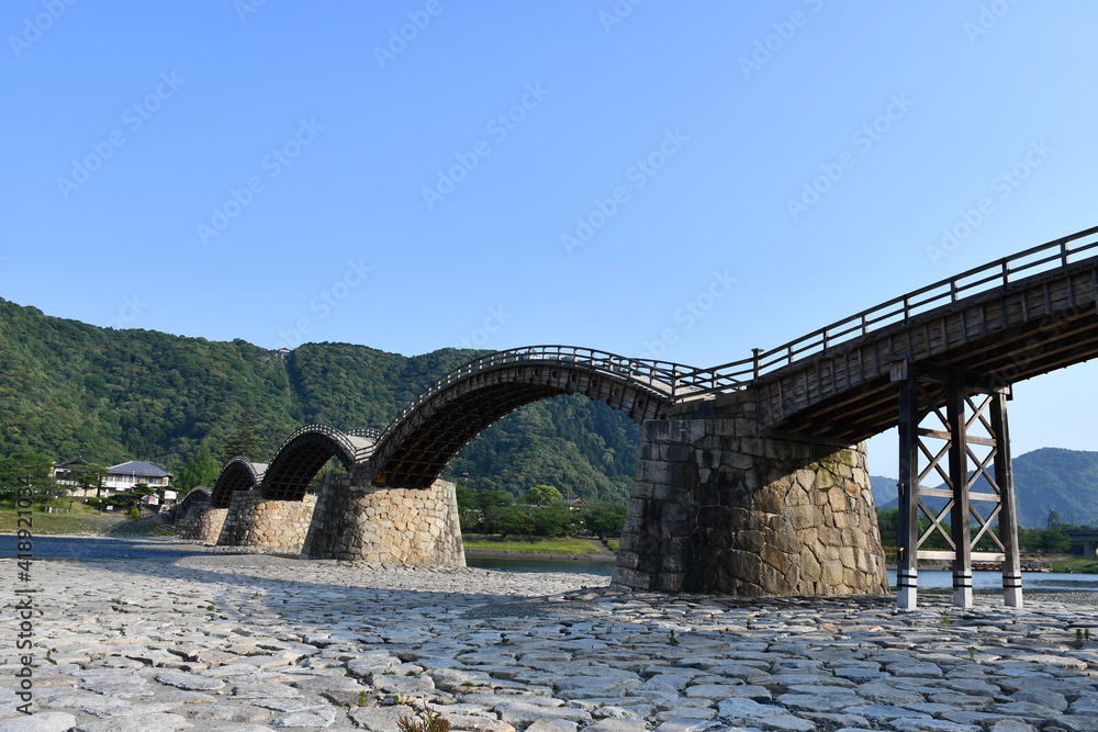 Obraz premium 古い木製の橋