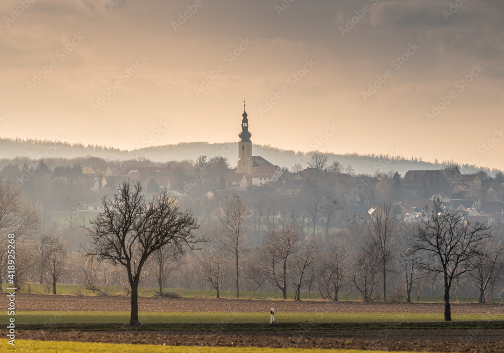 Obraz premium Blick auf Dorf mir Kirche