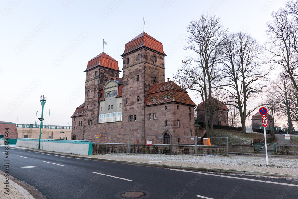 Obraz premium Schachtschleuse vom Mittellandkanal und Fluss Weser in Minden