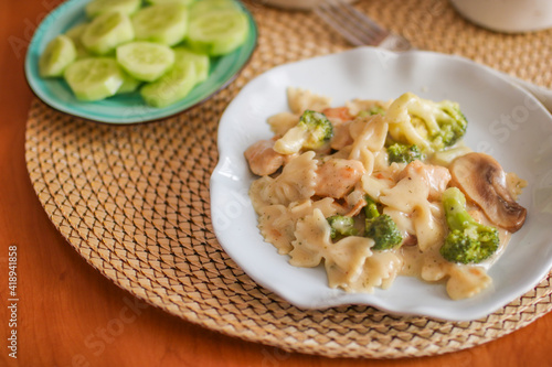  Pasta with chicken and mushroomsin cheese sauce