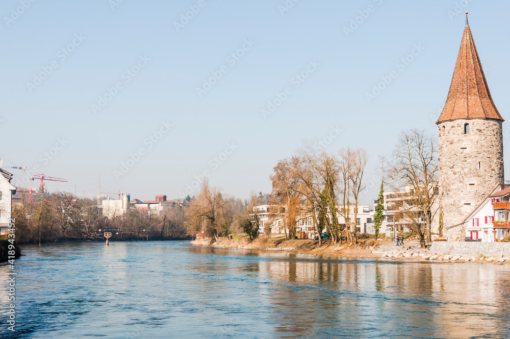 Obraz premium Bremgarten, Altstadt, Hexenturm, Wehrbau, Unterstadtmauer, Turm, Reuss, Fluss, Reussufer, Reussfront, Altstadthäuser, Stadt, Aargau, Frühling, Winter, Schweiz