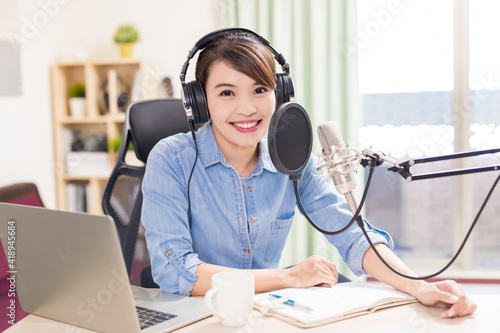 Obraz na plátně woman make podcast in studio