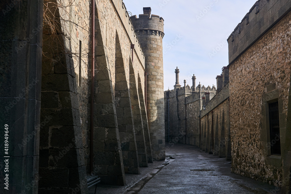 Obraz premium passage between the walls of the 19th century palace in Count Vorontsov in Alupka, Crimea