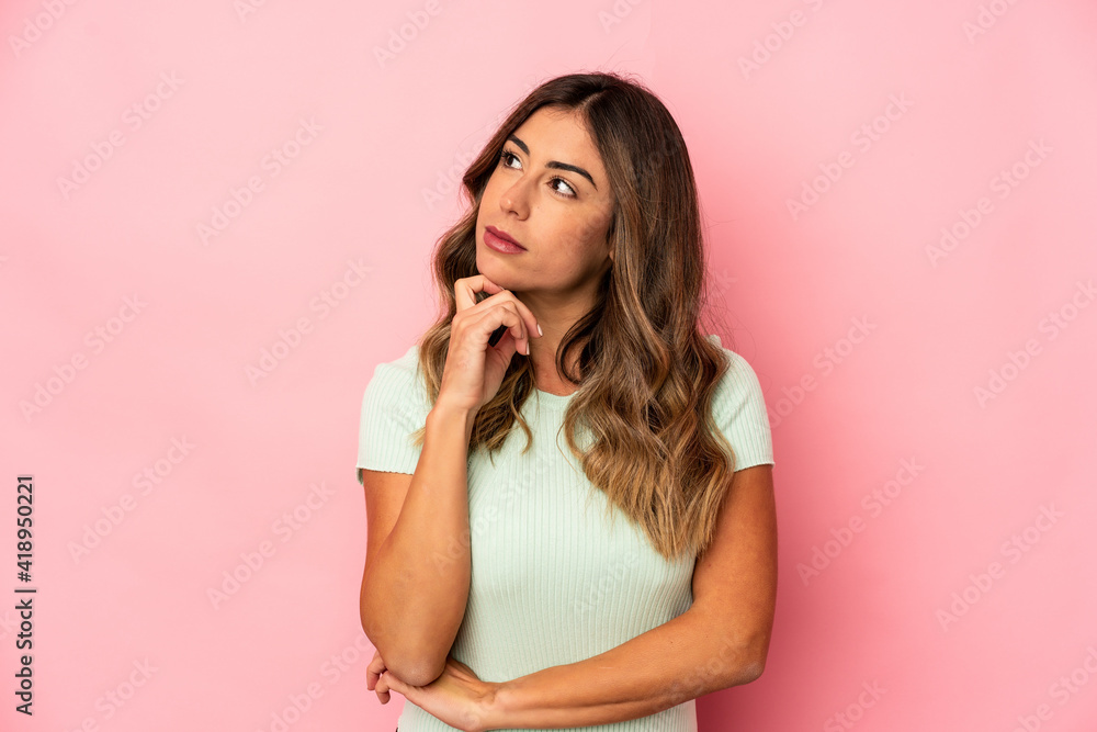 Fototapeta premium Young caucasian woman isolated looking sideways with doubtful and skeptical expression.