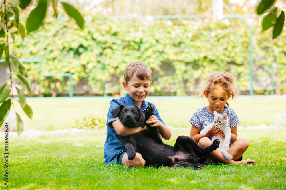 Fototapeta premium Close relationship between siblings and their pets