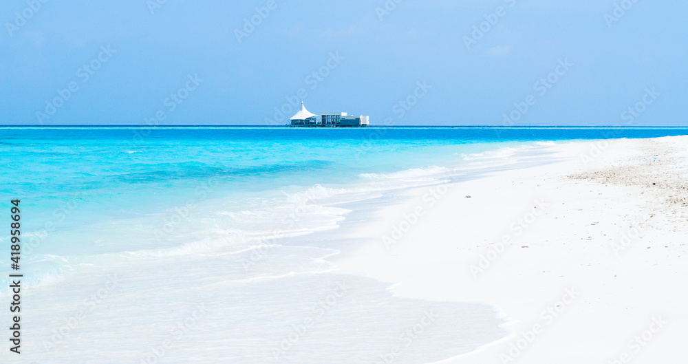 Paisaje deploy de arena blanca y aguas turquesas en el atolón de Islas Maldivas, Océano índico Paisaje deploy de arena blanca y aguas turquesas en el atolón de Islas Maldivas, Océano índico