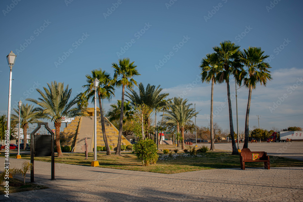 vista de palmeras y piramide a escala de la plaza de las culturas en piedras negras coahuila