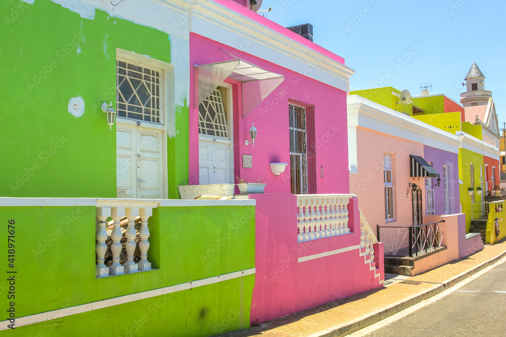 Naklejka premium Cape Town, South Africa - January 11, 2014: The colorful houses of Bo-Kaap, Malay Quarter is the Muslim Malay village, popular landmark in Cape Town.