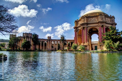 Foto The Palace of Fine Arts in the marina district in San Fransisco
