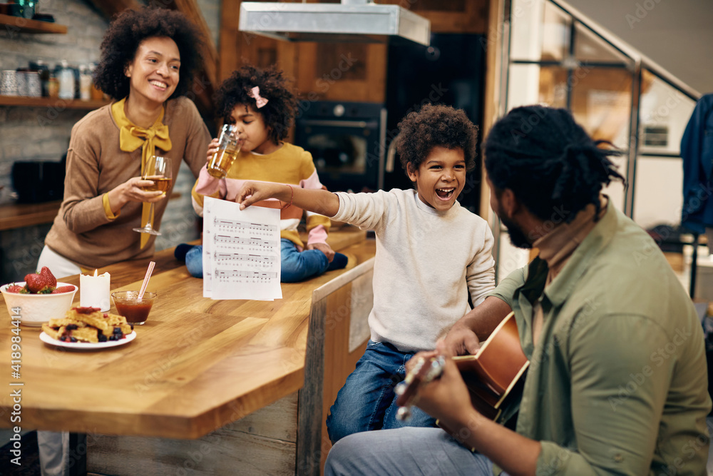 Fototapeta premium Daddy, play this song for us!