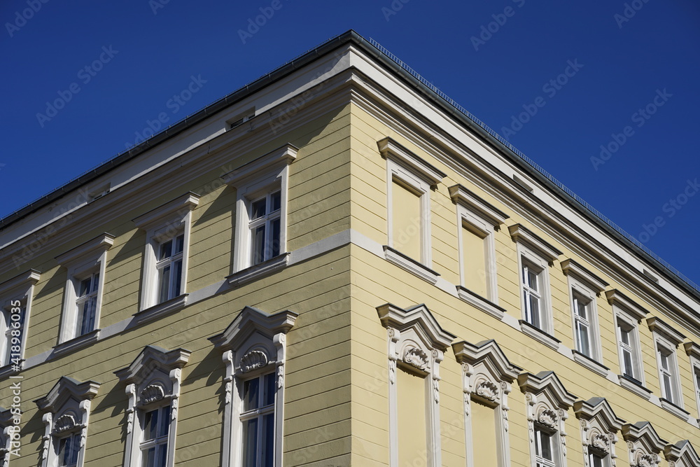 Historisches Haus in Potsdam bei Sonnenschein und blauem Himmel