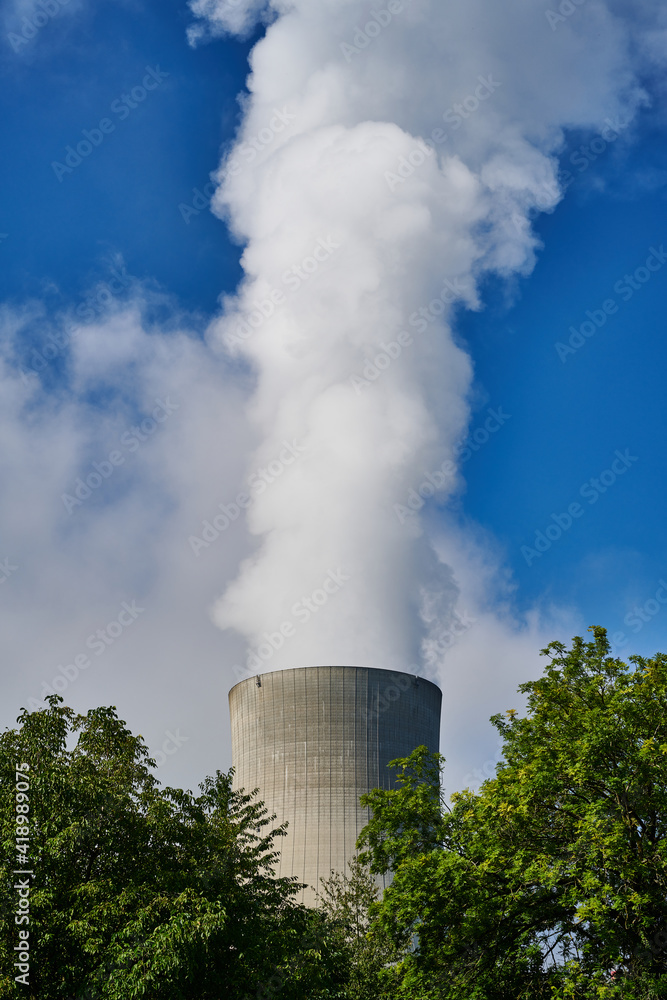 Kühlturm eines Kernkraftwerks im Grünen vor blauem Himmel Kühlturm eines Kernkraftwerks im Grünen vor blauem Himmel