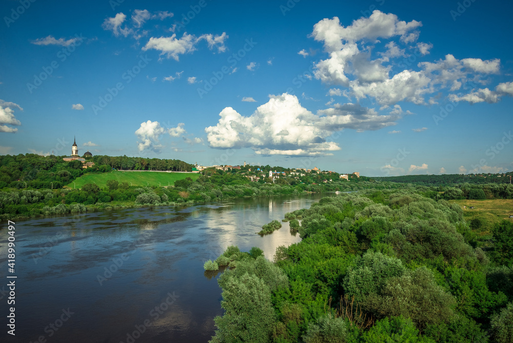 Obraz premium river, banks, city, sky with clouds