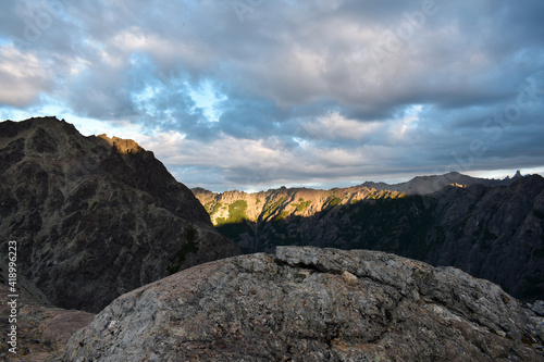 rayo de sol sobre el filo de las montañas de bariloche