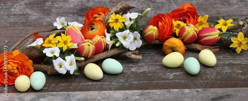 Farbenfrohe Osterdekoration: Ostereier mit Tulpen und Anemonen
