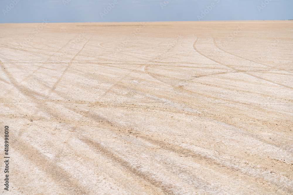 Naklejka premium Dry sea endless sand beautiful clouds beautiful landscape estuary..