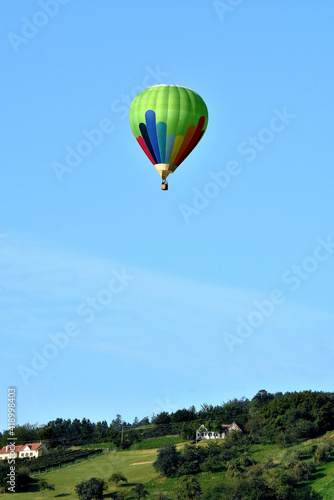 Ein Heißluftballon hoch am blauen Himmel