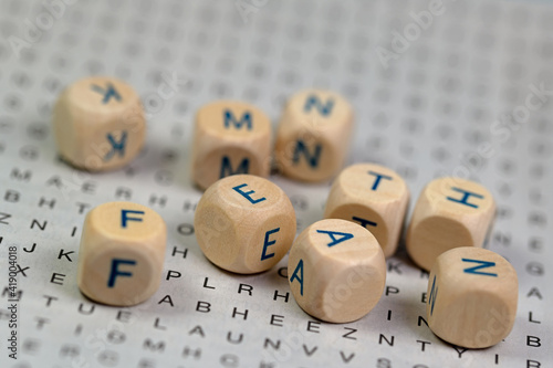 Holzw  rfel mit aufgedruckten Buchstaben auf Buchstabenr  tsel