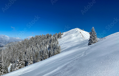 Schönes Bayern: Winterwanderung auf das Seekarkreuz, bei Lenggries bei schönstem Wetter photo