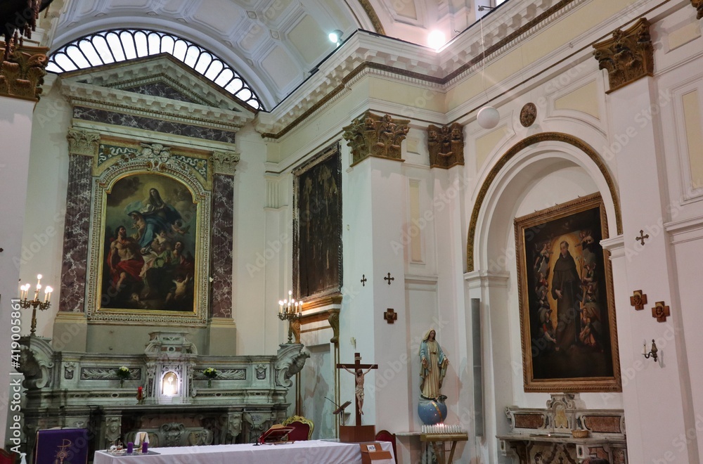 Napoli – Scorcio interno della Chiesa di San Giovanni in Corte
